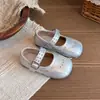 Nuevos Zapatos Infantiles de Otoño 2026 para Niñas Pequeñas, Zapatos de Princesa Retro Modernos, Moda Coreana con Remaches, Zapatos Individuales de Cuero para Niñas