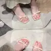 Elegantes sandalias sin cordones con un toque de hada, que presentan un lazo, punta cuadrada rosa, punta abierta y tacón alto fino