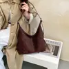 2026 Nova Bolsa Transversal Grande Capacidade Retro em Camurça para Mulheres Versátil Simples para o Dia a Dia Bolsa de Ombro Hobo Tote
