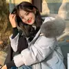 Jaqueta de plumas feminina de alta qualidade estilo coreano, novo modelo de inverno 2026, com gola grande de pele, espessa, moderna, corte solto, feita com plumas grossas de pato branco