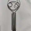 Batidora manual de masa y batidor de acero inoxidable, una herramienta doméstica para amasar masa y batir huevos, con una superficie de mezcla antiadherente