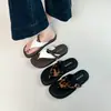 Novas chinelos de verão femininos para uso externo, versáteis e estilosos, com solas grossas, simples e confortáveis, sola macia 2026