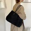 Nova Bolsa Feminina para o Dia a Dia 2026 Camurça Retrô Exquisite Bolsa de Mão Grande Capacidade Outono Ombro Único Moda Tote Veludo