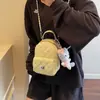 Mochila Pequena Romboide Acolchoada com Corrente Estilo Novo 2025 Feminina Simples Estilo Japonês e Coreano Fofa Mini Bolsa Mochila