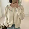 Cardigã de Tricô com Gola Redonda Bordado Floral e Pelo de Guaxinim para Mulheres 2026 Outono/Inverno Nova Moda Solto Manga Longa Casaco Suéter
