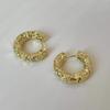 Aretes de temperamento versátiles con diseño retro de corte, aguja de plata S925, moda de personalidad, relieve dorado y plateado, pequeño círculo