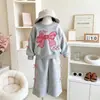 2026 Novo Conjunto Doce com Laço Primavera e Outono Moletom Infantil Gola Redonda Calça Reta Solta Conjunto de Duas Peças Roupa Infantil