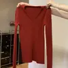 Top de punto de manga larga con cuello en V para mujer, nuevo estilo otoño/invierno 2025, corte ajustado, favorecedor, adecuado para usar en capas, top puro y sexy, moderno