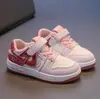 Zapatillas casuales de suela blanda estilo coreano para niños, nuevas de moda verano 2025, zapatos deportivos para niñas y elegantes zapatos blancos para niños