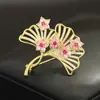 Nuevo Broche Clásico Flor Rosa de Diamante Hoja de Ginkgo Dorada Broche Elegante con Calados Dorados Accesorios para Mujer