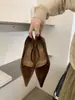 Elegantes tacones de aguja de terciopelo de estilo francés con punta fina para mujer, colección otoño 2026, diseño de punta baja, adecuados para el trabajo y el uso diario, exudando un estilo sofisticado y refinado
