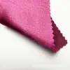 Tejido de satén elástico, grueso y brillante con una caída suave, que presenta un efecto reluciente de seda artificial, adecuado para disfraces de baile y ropa formal.