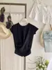 Blusa de tricô suave estilo francês-coreano para mulheres com design cruzado de botões laterais, acinturada, afina a silhueta, top assimétrico para o início do verão