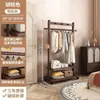 Cabideiro para uso doméstico no quarto, um cabideiro simples de chão, modelo novo, não é de madeira maciça, cabide para economizar espaço