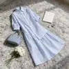 Vestido Leve Azul Claro Estilo Sal para Mulheres, Novo Estilo Verão 2026, Vestido Camisa Irregular Juvenil com Design Moderno