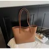 Bolsas de Grande Capacidade Outono e Inverno 2025 Nova Bolsa de Ombro Feminina Retro para o Dia a Dia Bolsa Tote para Estudante Universitário