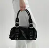 Bolsa Boston Almofada Studded Retro de Design de Nicho com Fivela Elegante de Couro Bolsa de Ombro Estilo Biker para Mulheres