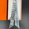 Pañuelo de Seda Twill de Hangzhou Pequeño Largo Nueva Letra Moda Combinable Banda para el Cabello Pañuelo Estilo Occidental Decorativo Combinación Camisa