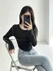 Camiseta de manga comprida com ombros retos, estilo curto para outono e inverno, sexy e estilosa, design slim fit, top interno, puro e atraente, camiseta básica de gola redonda