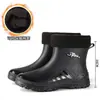 Botas de chuva curtas estilosas para homens, com propriedades antiderrapantes e à prova d'água, adequadas para uso na cozinha, lavagem de carros e canteiros de obras; duráveis e quentes com forro de fleece