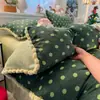 Conjunto de cuatro piezas de encaje de lunares para acariciar gatos, terciopelo de leche, estilo coreano, engrosado para invierno, terciopelo de doble cara, ropa de cama para el hogar, conjunto cálido