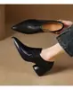 2026 Novos Sapatos Femininos de Couro Super Macio Estilo Coreano Retrô com Bico Fino e Corte Profundo, Versáteis Sapatos de Couro com Salto Bloco e Salto Médio