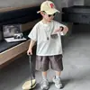Traje de Manga Corta para Niños Verano 2026 Nuevo Estilo Ropa para Niños Estilo Coreano Camiseta Pantalones Cortos de Verano para Bebé Atractivos Conjunto de Dos Piezas Moderno