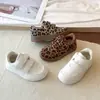 Tenis para niña con estampado de mariposas, cierre de velcro, zapatos blancos para primavera y otoño, suela suave, transpirables, zapatillas deportivas casuales, versátiles