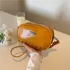 Bolso de hombro estilo coreano, personalizado, con tachuelas, moderno y práctico para ir al trabajo en 2026 - un bolso cruzado tipo almohada, moderno, casual y espacioso