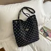 Bolsa feminina de veludo cotelê, nova coleção de outono 2026, design moderno de bolinhas, bolsa tote de grande capacidade para o dia a dia, bolsa de ombro