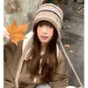 Gorro de Tricô Listrado Estilo Japonês Vintage para Mulheres, Gorro Quente de Inverno com Cadarço Protetor de Orelhas, Chapéu Turbante Versátil para Circunferência Craniana Grande
