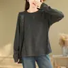 Foto real de uma camiseta de manga longa, gola redonda, plus size, modelagem solta, versátil, estilo universitário, simples, base de alta elasticidade