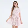 Foto Real de um Vestido Curto com Renda Pesada, Renda Floral 3D Vazada, Color-Blocking e Corte Justo