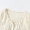 B2YY-4050 Camisa de encaje bordado con cuello en V, nuevo estilo francés de verano 2026, manga tres cuartos, top de algodón holgado y favorecedor
