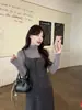 Camiseta de manga larga gris con cuello medio Camisola Conjunto de atuendo de invierno para mujer Falda de lunares Conjunto de tres piezas