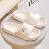 La nueva colección de verano de Qida Shun de pantuflas lindas y unisex: antideslizantes, para uso en el hogar y el baño, perfectas para parejas, y disponibles para venta al por mayor como pantuflas de interior de EVA