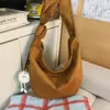 Bolsa de Ombro Estilo Japonês para o Dia a Dia, Bolsa Transversal de Camurça da Moda para Mulheres, Bolsa Versátil Casual Estilo Bolinho com Acessório de Pom-Pom