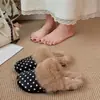Chinelos peludos estilo coreano elegantes, de calçar, para uso externo, com bolinhas e sola grossa, coleção outono 2026, forrados com pelúcia para aquecimento, chinelos fechados estilo Birkenstock