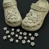 Charms metálicos de flor de cinco pétalos de alta gama compatibles con Crocs, accesorios versátiles para zapatos para decoración y manualidades