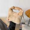 Bolso de mano de felpa de alta calidad para mujer, nueva moda 2023, bolso peludo de otoño e invierno, bolso mensajero con cadena de nicho versátil