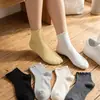 Calcetines Bajos de Malla Transpirable Color Sólido Dulce con Volantes Transpirables Estilo Universitario de Moda para Mujer
