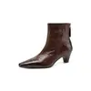 Botas de couro lavado de alta qualidade para o dia a dia, design slim fit, coleção outono/inverno 2026, com salto bloco baixo, salto médio e bico quadrado pequeno, botins de couro genuíno para mulheres