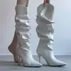 Versión de cuero suave~Nuevas botas de montar de tacón de aguja con corte en V para invierno para mujer 2026, botas largas plisadas de tacón alto para mujeres menudas