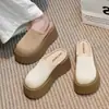 Chinelos Baotou para Mulheres, Novos Mules Slip-On Estilo Primavera 2026, Sandálias Deslumbrantes de Solado Grosso