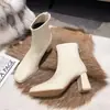Botas femininas curtas 2026 outono e inverno novos sapatos femininos brancos de salto alto, botas estilo Martin para mulheres baixinhas, botas de cano curto com salto grosso