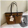 2025 Nuevo Bolso de Mano Retro de Gamuza Gran Capacidad Bolso de Mano Decorado con Correa Bolso de Hombro Bolso para Viajes Diarios de Mujer Moderno