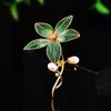 Nuevo Broche de Flor de Terciopelo Verde de Alta Resistencia, Broche de Perla de Agua Dulce con Circonita Microincrustada, Broche Estilo Chino para Qipao al por Mayor