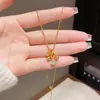Moda Japonesa Coreana Simple Colgante de Metal con Circonita de Trébol de Cuatro Hojas Collar Temperamento Femenino Lujo Ligero Versátil Sentido del Diseño Cadena para Clavícula