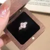 Anel de Trevo de Quatro Folhas de Design de Luxo Leve Vintage para Mulheres, Joia de Mão Simples Versátil para o Dia a Dia com Temperamento Exquisito Personalizado