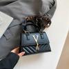 Diseño de estilo francés Bolso pequeño de crowdsourcing Moda elegante para mujer Textil a la moda Bolso pequeño portátil Color sólido Borla Bolso cruzado